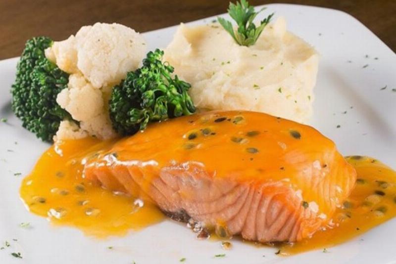 Xào cà chua để làm sốt cho món cá hồi sốt cà chua, cà chua mềm nhừ và lên màu đẹp mắt